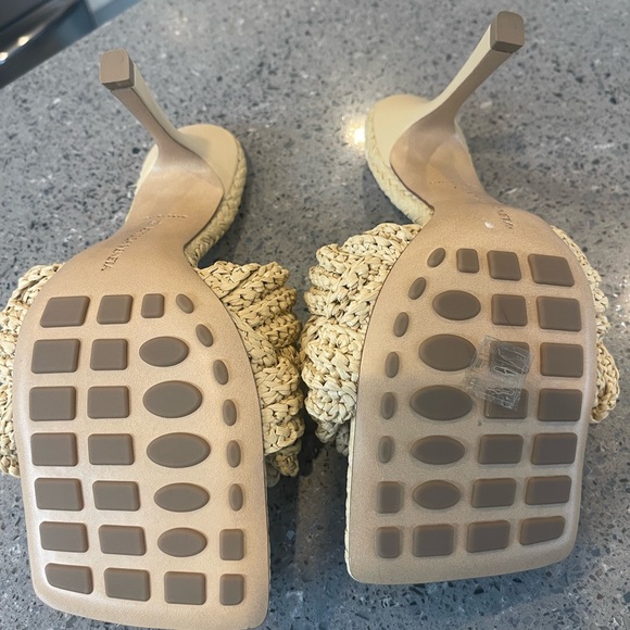 Bottega Veneta Raffia  'Lido' mules - the perfect summer mule - Picture 4 of 6